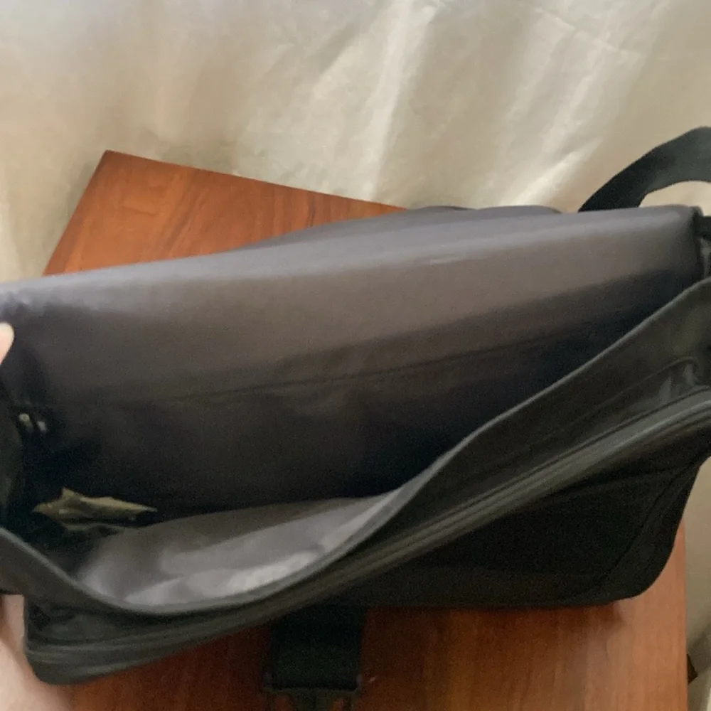 Solo black classic messenger bag